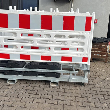 Set: 20 Schrankenzäune RA2 + 21 Fußplatten K1 + Transportpalette – Hochreflektierendes Komplettset zur Baustellenabsicherung BilligerBauzaun. 