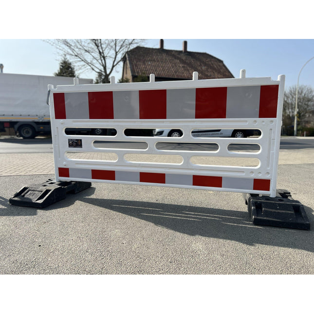 15er Set Schrankenzaun mit K1 28kg Füßen, Länge 2100mm, gemäß TL - RA2 Schrankenzaun HDPE RA2 BilligerBauzaun 